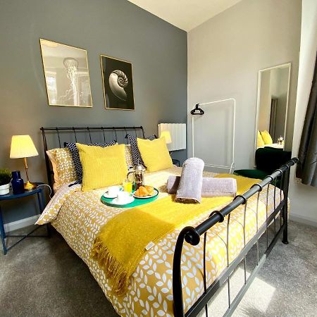 Trendy Stylish Apartment! - 5 Minute Walk To The Best Beach! - Great Location - Parking - Fast Wifi - Smart Tv - Newly Decorated - Sleeps Up To 6! Close To Bournemouth & Poole Town Centre & Sandbanks ภายนอก รูปภาพ
