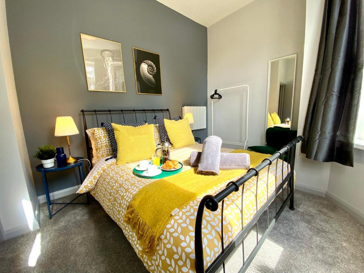 Trendy Stylish Apartment! - 5 Minute Walk To The Best Beach! - Great Location - Parking - Fast Wifi - Smart Tv - Newly Decorated - Sleeps Up To 6! Close To Bournemouth & Poole Town Centre & Sandbanks ภายนอก รูปภาพ