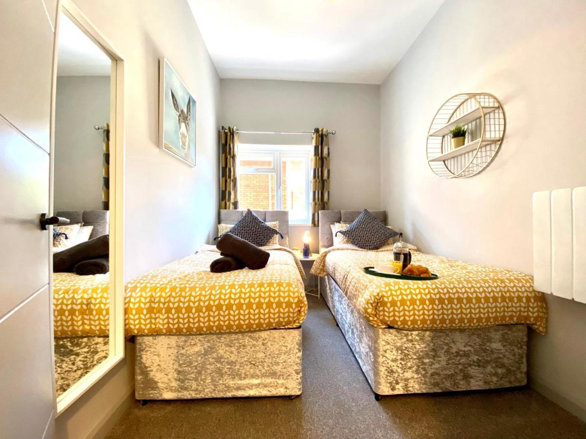 Trendy Stylish Apartment! - 5 Minute Walk To The Best Beach! - Great Location - Parking - Fast Wifi - Smart Tv - Newly Decorated - Sleeps Up To 6! Close To Bournemouth & Poole Town Centre & Sandbanks ภายนอก รูปภาพ