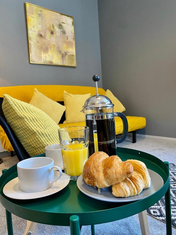 Trendy Stylish Apartment! - 5 Minute Walk To The Best Beach! - Great Location - Parking - Fast Wifi - Smart Tv - Newly Decorated - Sleeps Up To 6! Close To Bournemouth & Poole Town Centre & Sandbanks ภายนอก รูปภาพ