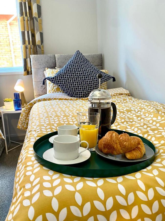 Trendy Stylish Apartment! - 5 Minute Walk To The Best Beach! - Great Location - Parking - Fast Wifi - Smart Tv - Newly Decorated - Sleeps Up To 6! Close To Bournemouth & Poole Town Centre & Sandbanks ภายนอก รูปภาพ