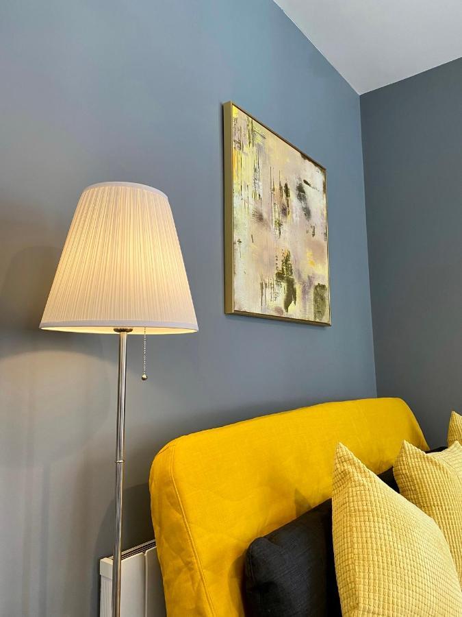 Trendy Stylish Apartment! - 5 Minute Walk To The Best Beach! - Great Location - Parking - Fast Wifi - Smart Tv - Newly Decorated - Sleeps Up To 6! Close To Bournemouth & Poole Town Centre & Sandbanks ภายนอก รูปภาพ