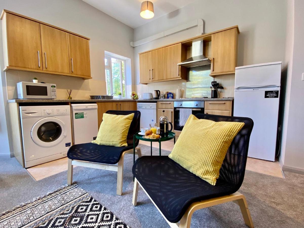 Trendy Stylish Apartment! - 5 Minute Walk To The Best Beach! - Great Location - Parking - Fast Wifi - Smart Tv - Newly Decorated - Sleeps Up To 6! Close To Bournemouth & Poole Town Centre & Sandbanks ภายนอก รูปภาพ
